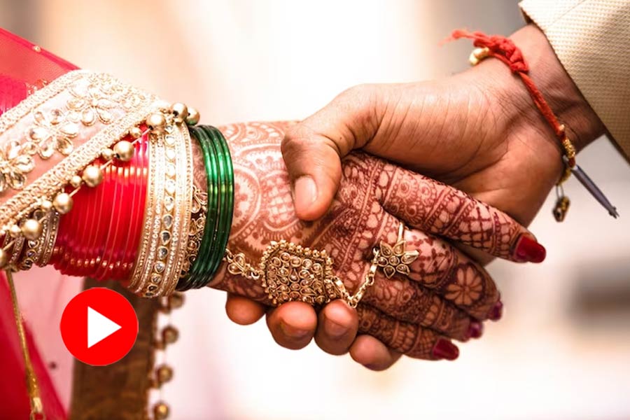 Groom fills his own hair with vermillion