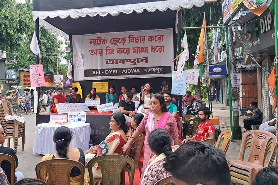 যাদবপুরে ধর্না-অবস্থান এসএফআই, ডিওয়াইএফআই এবং গণতান্ত্রিক মহিলা সমিতির।