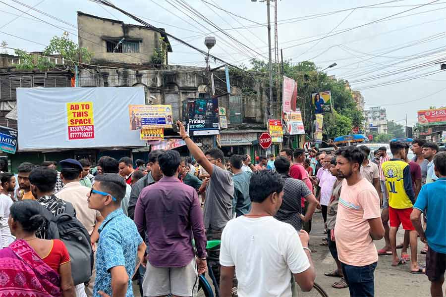 পুরসভার বিরুদ্ধে বাসিন্দাদের অবরোধ-বিক্ষোভ। রবিবার, হাওড়া সালকিয়া চৌরাস্তায়।