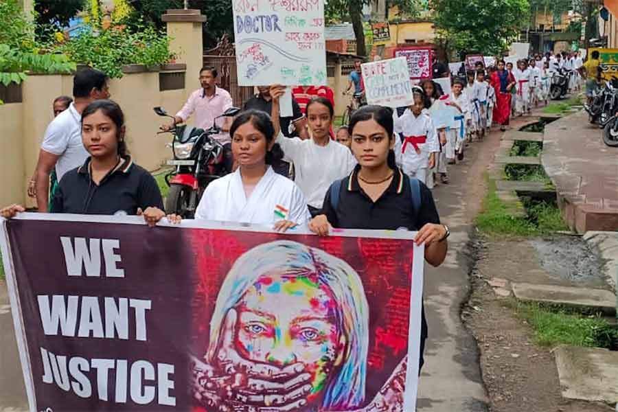 আর জি কর কাণ্ডের প্রতিবাদে একটি ক্যারাটে প্রশিক্ষণ কেন্দ্রের ছাত্রছাত্রীরা।