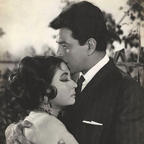According to reports before Hema Malini Dharmendra was in love with Meena Kumari