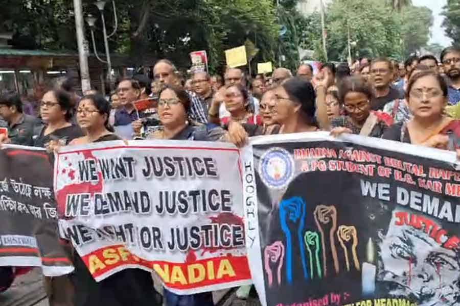 কলেজ স্কোয়ারে প্রধান শিক্ষকদের কর্মসূচি।