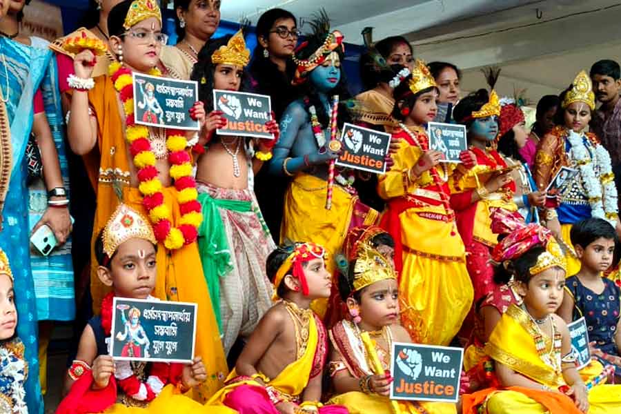 Protest of child Krishnas on RG Kar issue by VHP