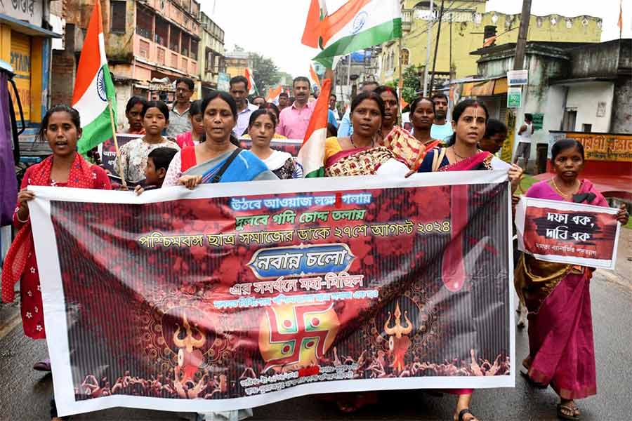 ‘ছাত্র সমাজের’ ডাকা নবান্ন অভিযানের সমর্থনে বিজেপির মিছিল দুবরাজপুরে।