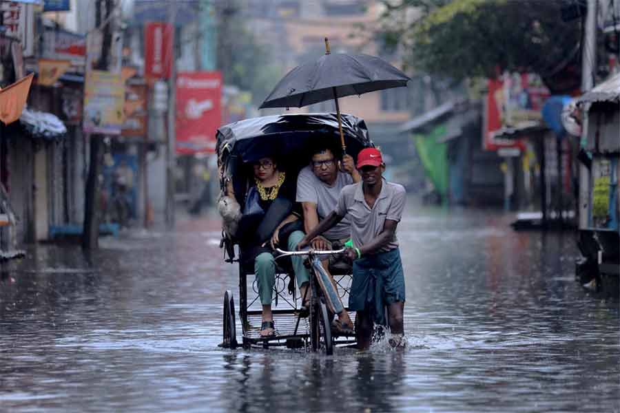 টানা এক সপ্তাহ ধরে জলবন্দি হয়ে থাকার পর পুরসভার ব্যর্থতার প্রতিবাদে হাওড়া সালকিয়া চৌরাস্তা অবরোধ করে বিক্ষোভ।