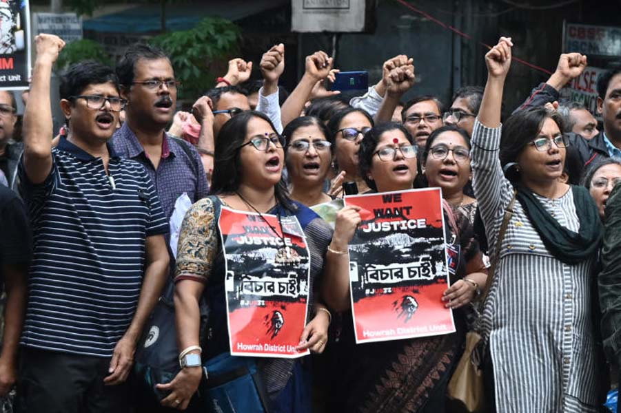 আরজি কর-কাণ্ডের প্রতিবাদে অবস্থানে হাওড়ার তারাসুন্দরী বালিকা বিদ্যাভবনের প্রধান শিক্ষিকা (ডান দিকে প্ল্যাকার্ড নিয়ে)-সহ বিভিন্ন স্কুলের প্রধান শিক্ষক-শিক্ষিকারা। সোমবার কলেজ স্কোয়ারে।