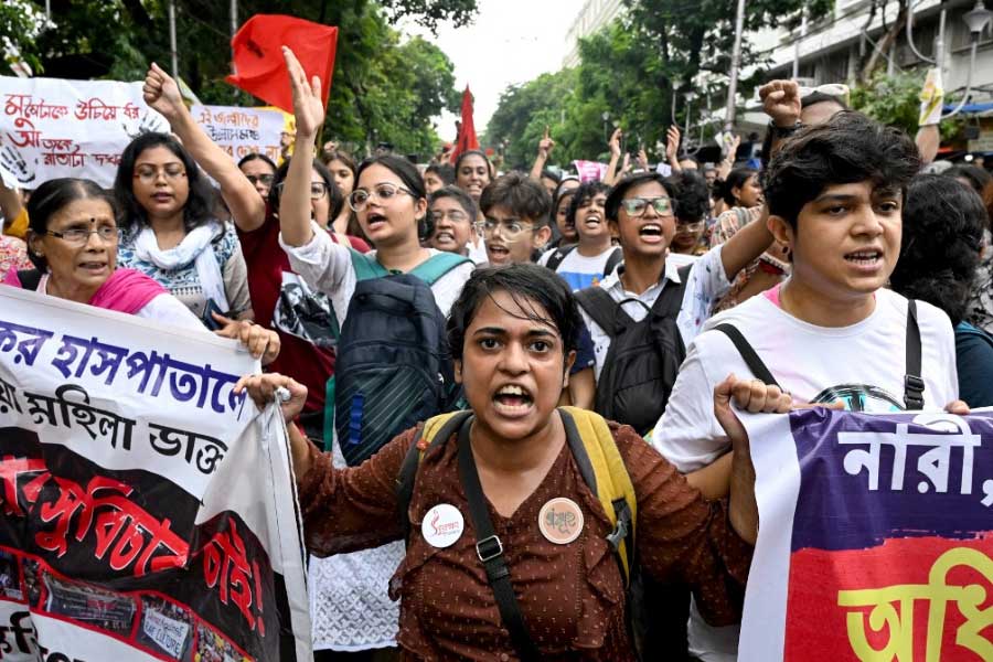 আরজি করে চিকিৎসককে ধর্ষণ-খুনের ঘটনায় কলকাতার রাজপথে বিক্ষোভ।