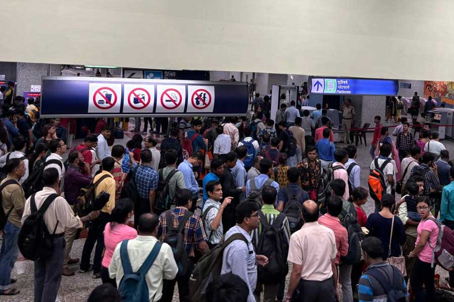 calcutta metro rail passengers have to suffer a lot while buying tickets through digital mode