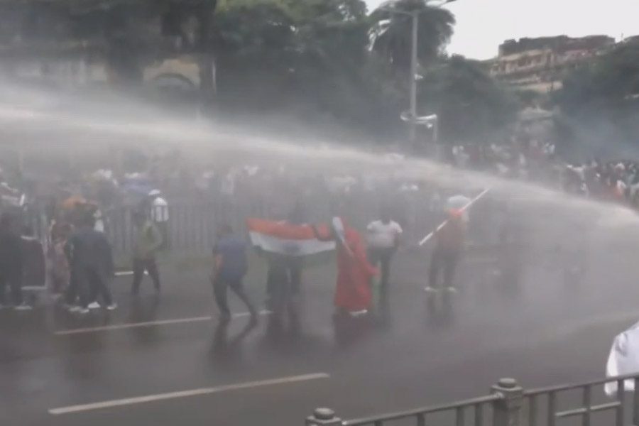 হাওড়া সেতুতে চলছে জলকামান।