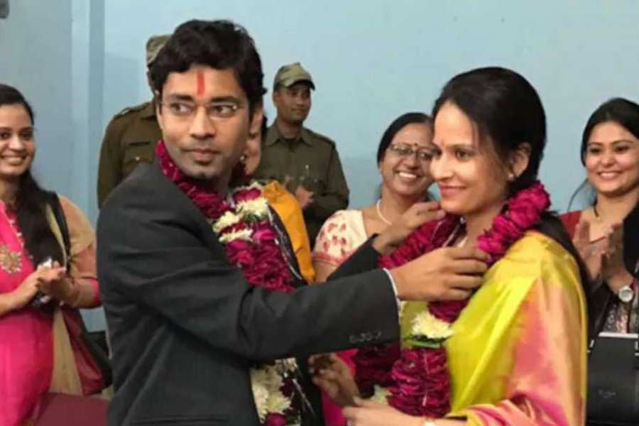 Meet IAS couple who spent Rs 500 on their wedding, returned back to work in 48 hours after wedding