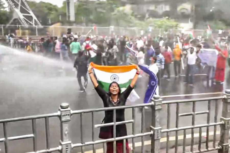 হাওড়া সেতুতে জাতীয় পতাকা হাতে এক বিক্ষোভকারী।