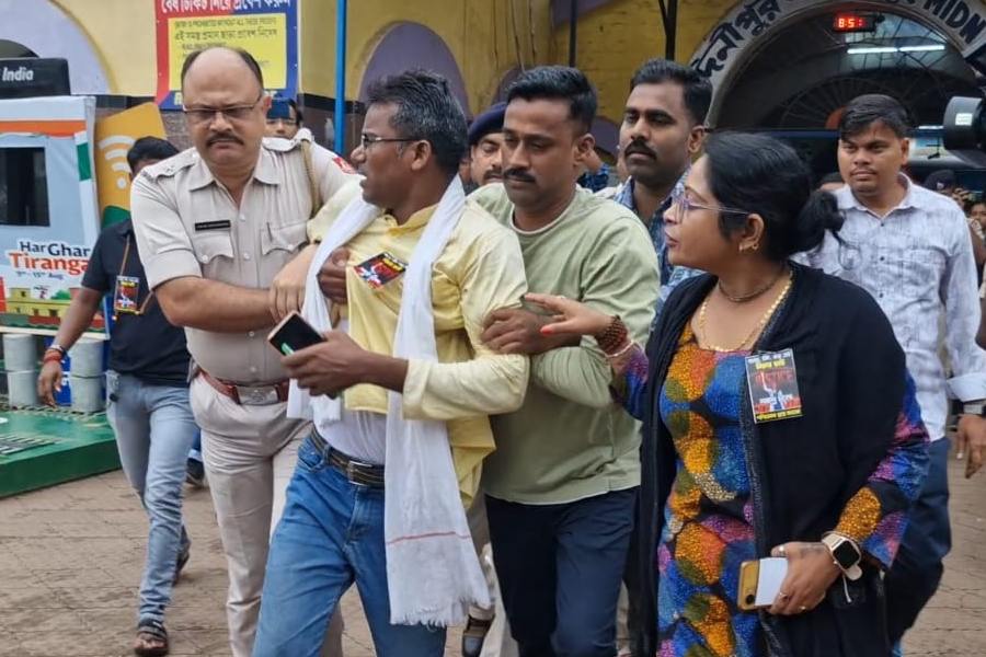 মেদিনীপুর স্টেশন থেকে আটক করে নিয়ে যাওয়া হচ্ছে বিজেপির জেলা সহ-সভাপতি শঙ্কর গুছাইতকে। মঙ্গলবার সকালে।