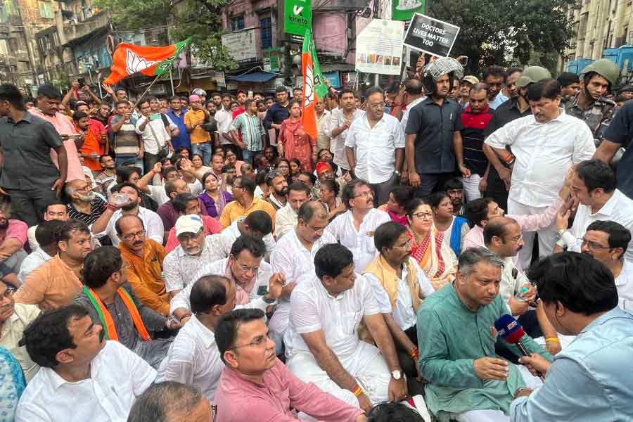 অবস্থান বিক্ষোভ বিজেপি কর্মীদের।