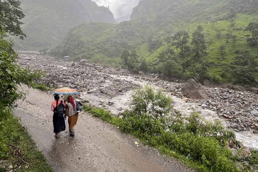 বৃষ্টিতে বিপর্যস্ত হিমাচল।