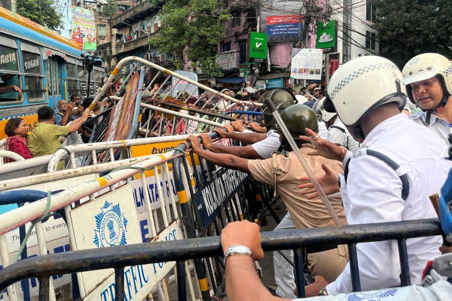 ব্যারিকেড ভাঙার চেষ্টা। 