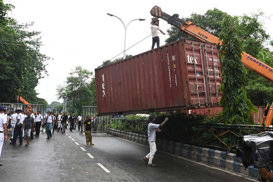 কৌশল: নবান্ন অভিযান আটকাতে রাস্তার ব্যারিকেডে গার্ডরেলের পাশাপাশি ব্যবহার করা হয় পণ্য পরিবহণের কন্টেনারও। মঙ্গলবার, এ জে সি বসু রোডে, বিদ্যাসাগর সেতুতে ওঠার মুখে।