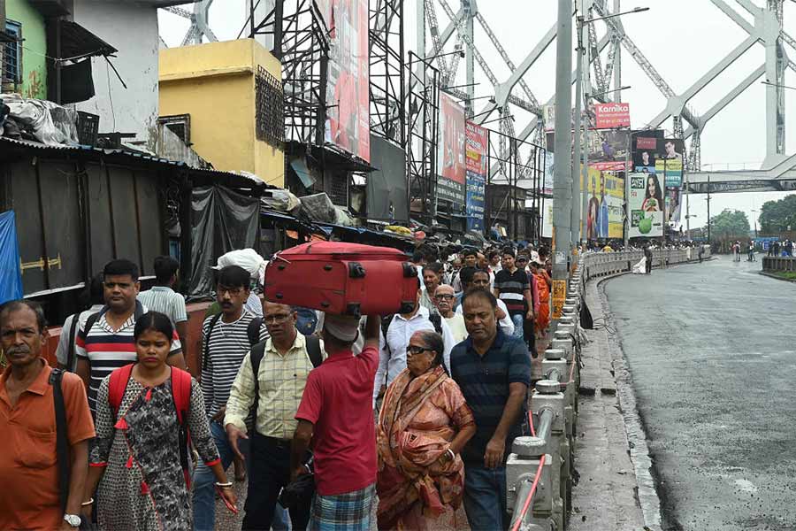 নিরুপায়: নবান্ন অভিযানের জেরে দিনের একটা বড় অংশই বন্ধ ছিল হাওড়া সেতু। অগত্যা হেঁটেই গন্তব্যের দিকে রওনা দেন বহু মানুষ। মঙ্গলবার।