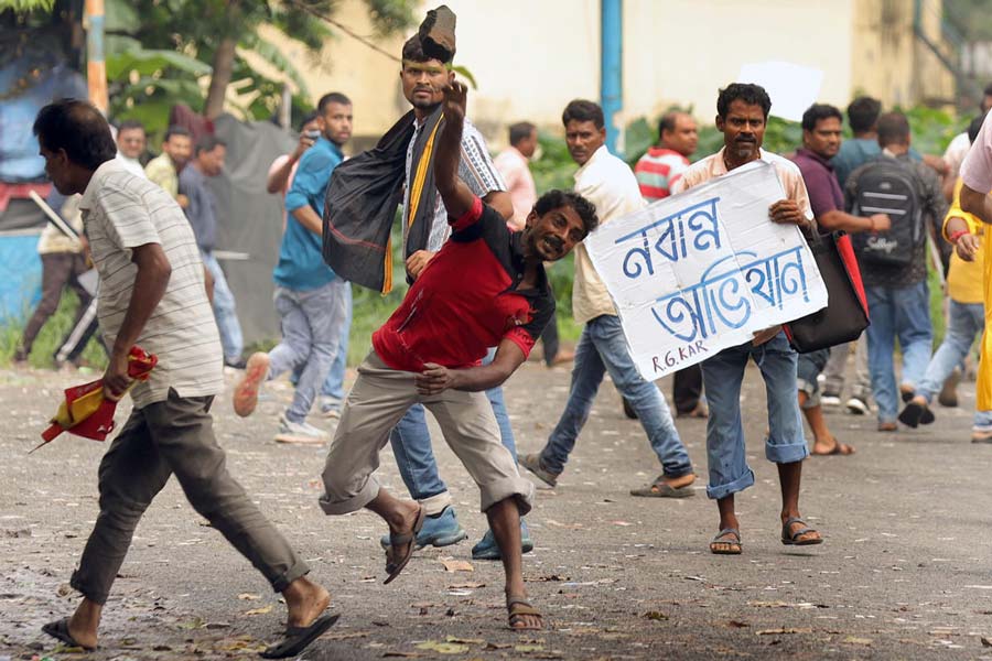 পুলিশকে নিশানা করে পাথর ছুঁড়ছেন বিক্ষোভকারী।