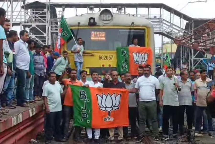 কৃষ্ণনগরে রেল অবরোধ।