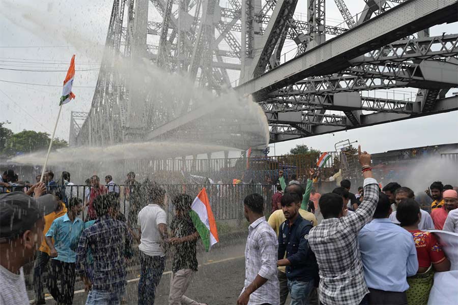 পশ্চিমবঙ্গ ছাত্র সমাজের ডাকে নবান্ন অভিযানের মিছিল আটকাতে জলকামানের ব্যবহার পুলিশের। মঙ্গলবার, হাওড়া সেতুতে ওঠার মুখে।