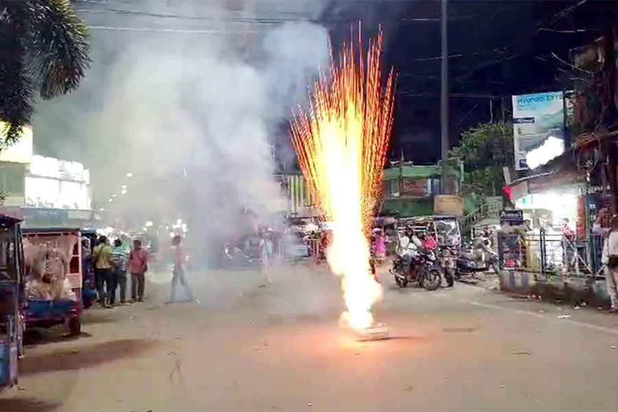 বনগাঁর মতিগঞ্জে ফাটল বাজি।