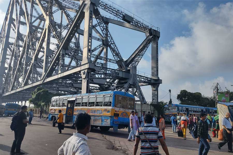 হাওড়া বাস স্ট্যান্ড থেকে সচল পরিষেবা।