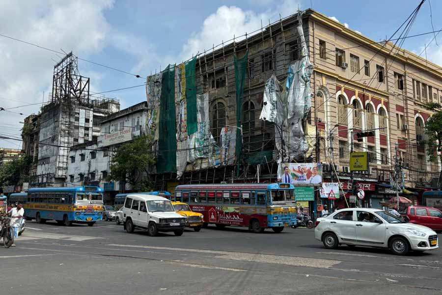 ধর্মতলা চত্বরে সকাল থেকে রয়েছে বেসরকারি বাস।