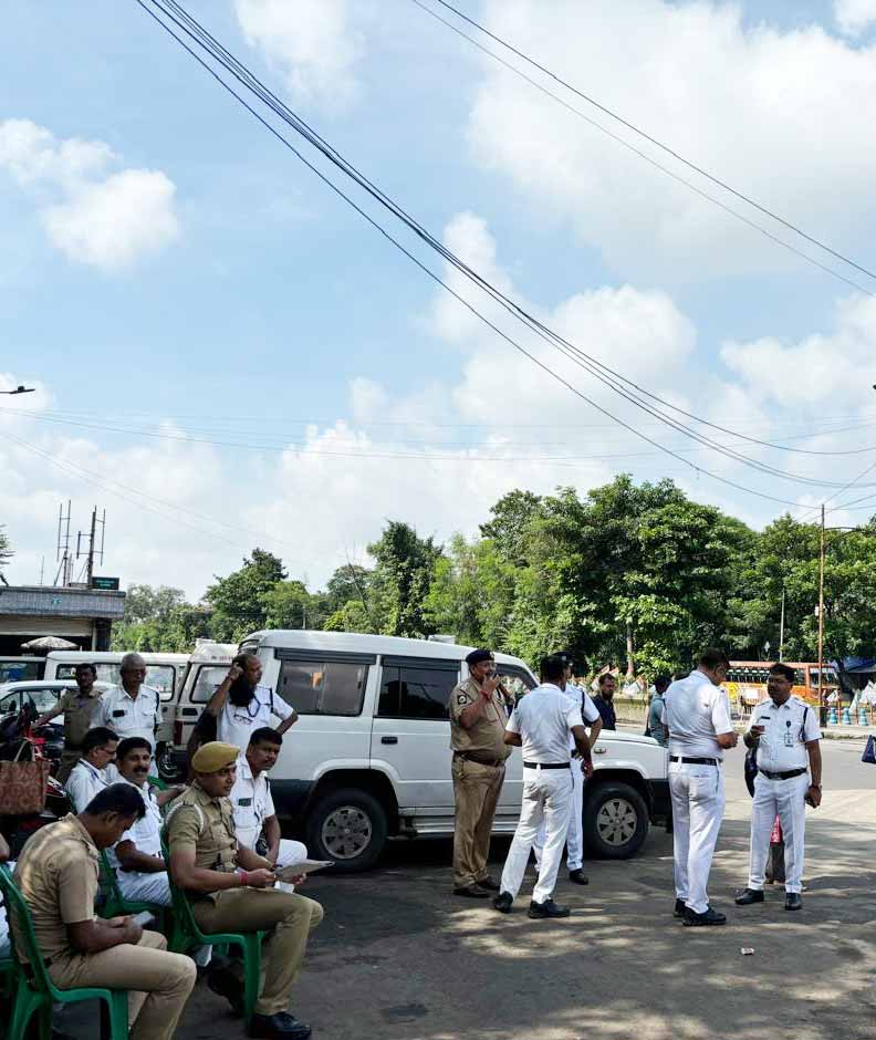 রাস্তায় মোতায়েন প্রচুর পুলিশ।