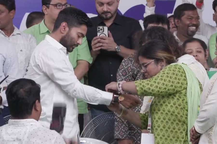 অভিষেককে রাখি পরালেন তৃণমূল ছাত্র পরিষদের নেত্রীরা।