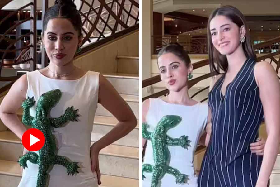 Urfi Javed Styles Her Dress with a Giant Lizard, poses on camera