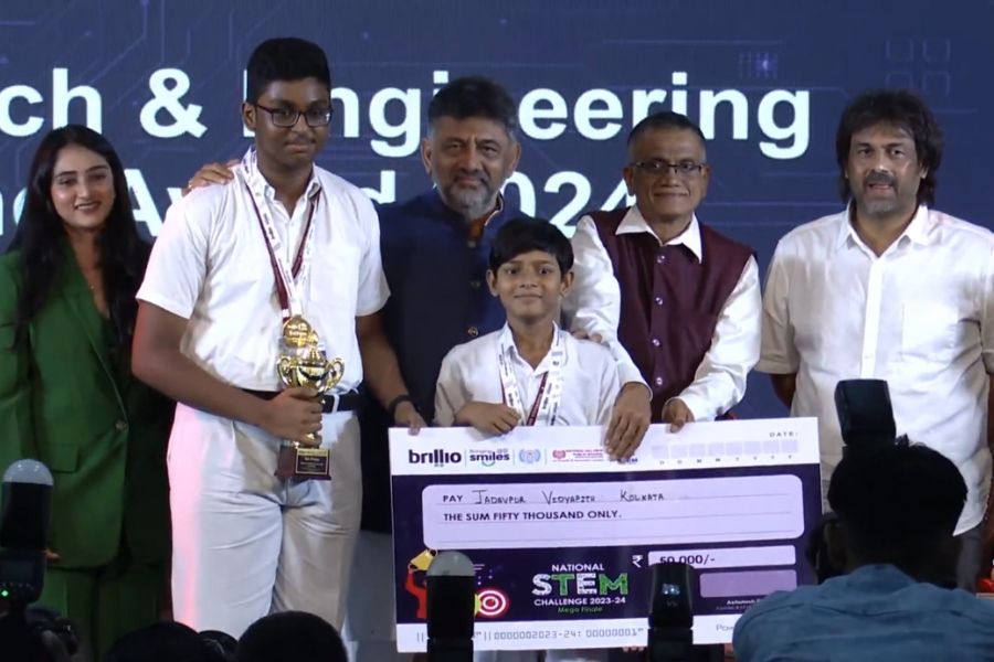 Karnataka Deputy Chief Minister and Cabinet Minister handed over the prizes to the winners.