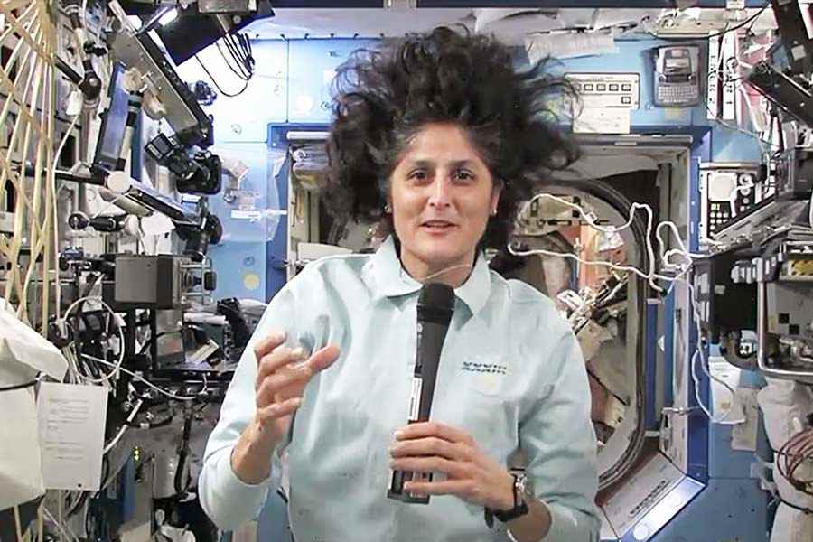 What are the problems NASA is facing to get back their astronomers from International Space Station