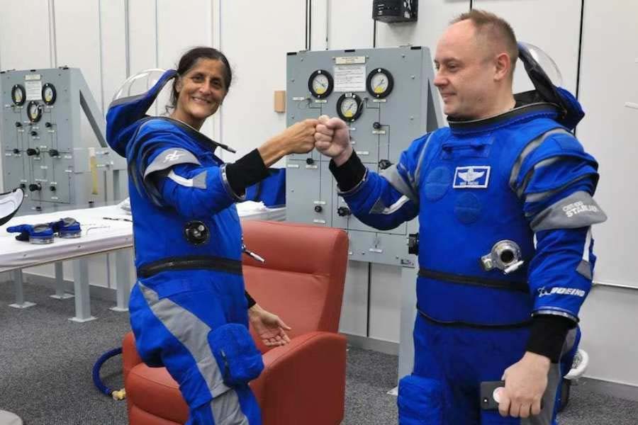 What are the problems NASA is facing to get back their astronomers from International Space Station