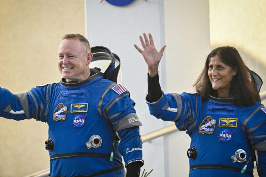 What are the problems NASA is facing to get back their astronomers from International Space Station