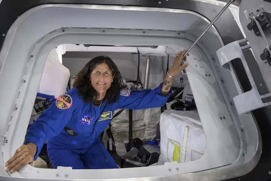 What are the problems NASA is facing to get back their astronomers from International Space Station