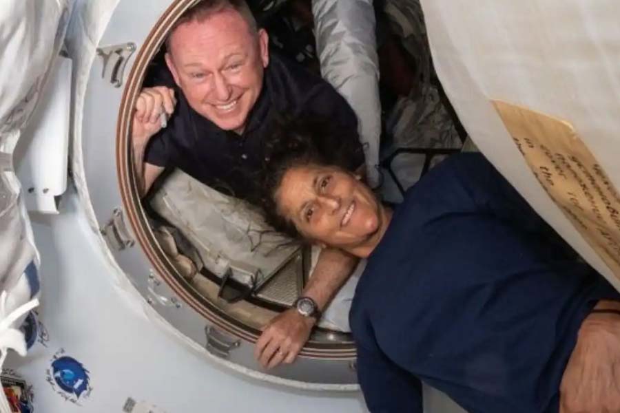 What are the problems NASA is facing to get back their astronomers from International Space Station