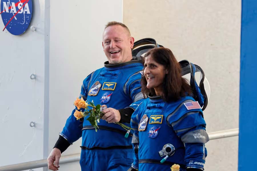 What are the problems NASA is facing to get back their astronomers from International Space Station