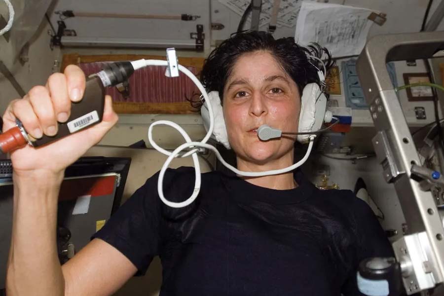 What are the problems NASA is facing to get back their astronomers from International Space Station