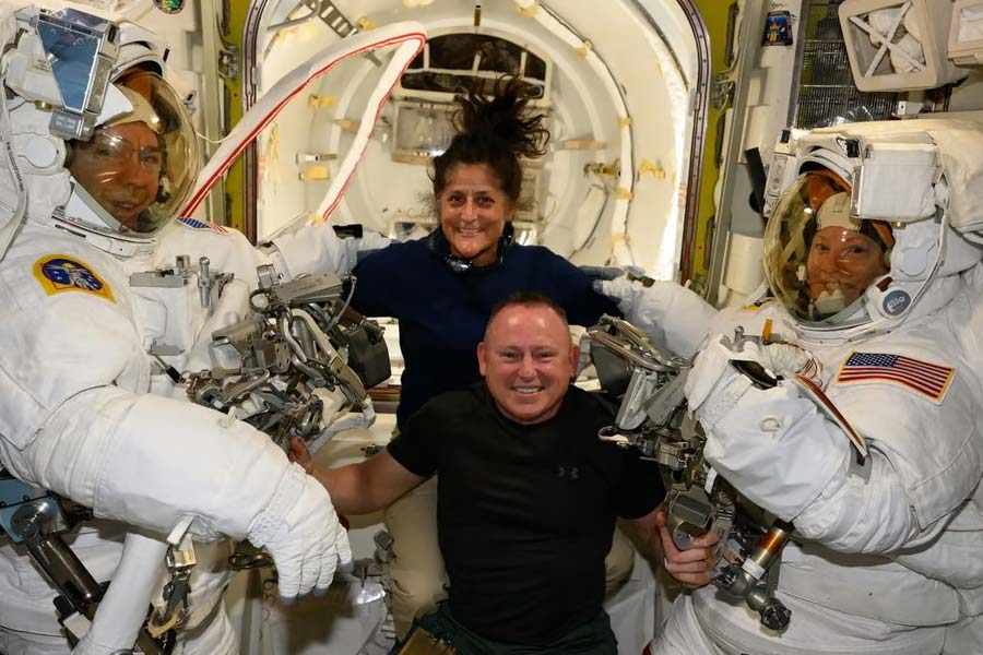 What are the problems NASA is facing to get back their astronomers from International Space Station