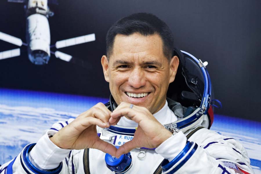 What are the problems NASA is facing to get back their astronomers from International Space Station