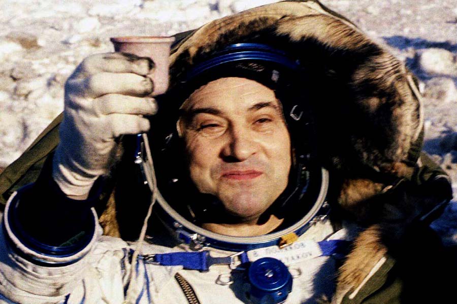 What are the problems NASA is facing to get back their astronomers from International Space Station