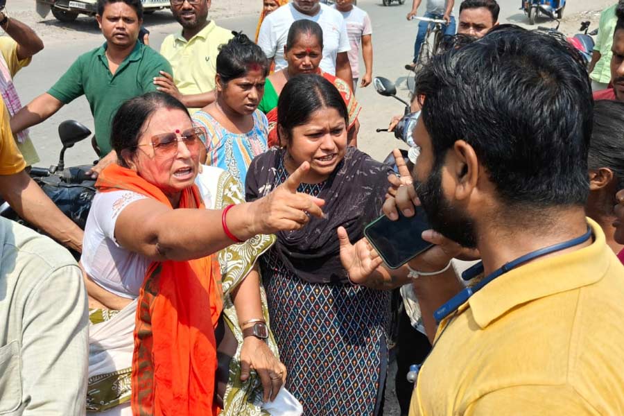 নিউ জলপাইগুড়িতে বিজেপি বিধায়ক শিখা চট্টোপাধ্যায়কে ঘিরে বিক্ষোভ, উত্তেজনা।