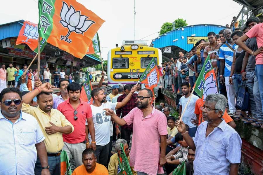Pictures of BJP Bangla Bandh impact in West Bengal 