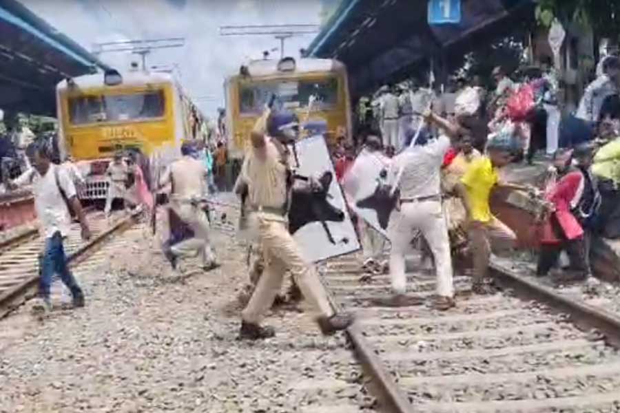 Pictures of BJP Bangla Bandh impact in West Bengal 