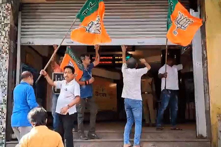 Pictures of BJP Bangla Bandh impact in West Bengal 