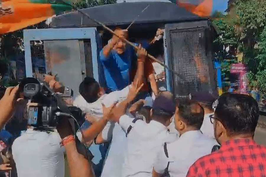 Pictures of BJP Bangla Bandh impact in West Bengal 