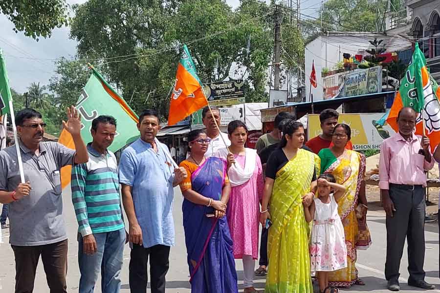 Pictures of BJP Bangla Bandh impact in West Bengal 