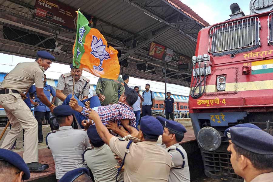 Public obstruction at different stations in Sealdah and Howrah division