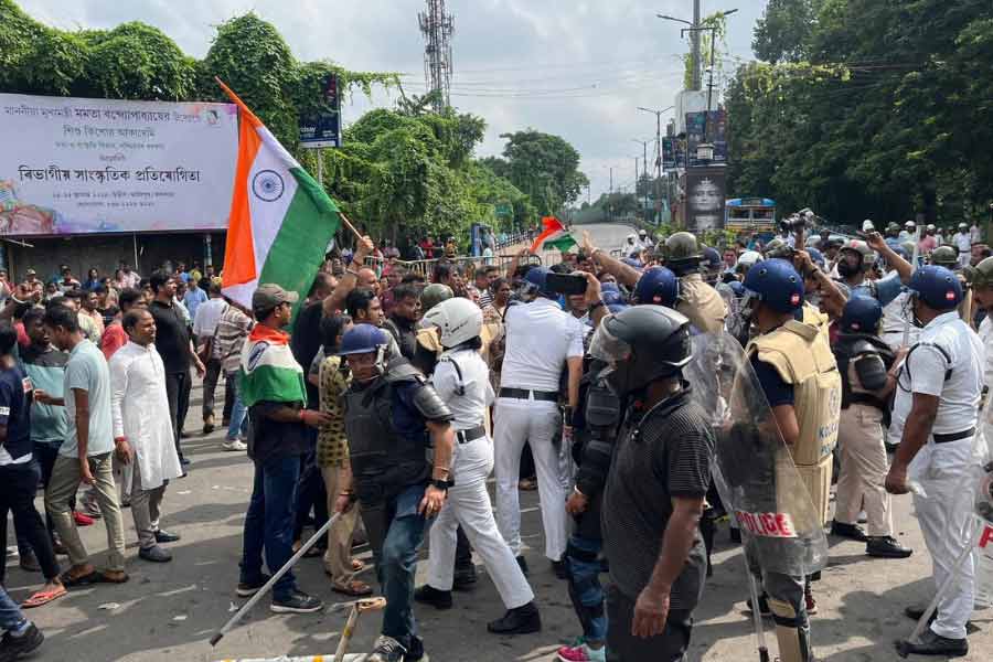 নবান্ন অভিযানের দিন আন্দোলনকারীদের সঙ্গে পুলিশের ধস্তাধস্তি।