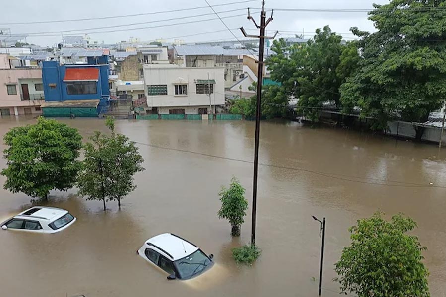 বানভাসি গুজরাতের বিস্তীর্ণ অংশ।